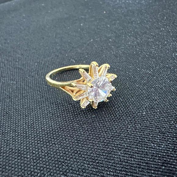 Gold Starburst Ring Sz 8 - Picture 1 of 3